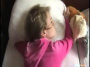 Вогнал спящей сестренки по самые помидоры видео